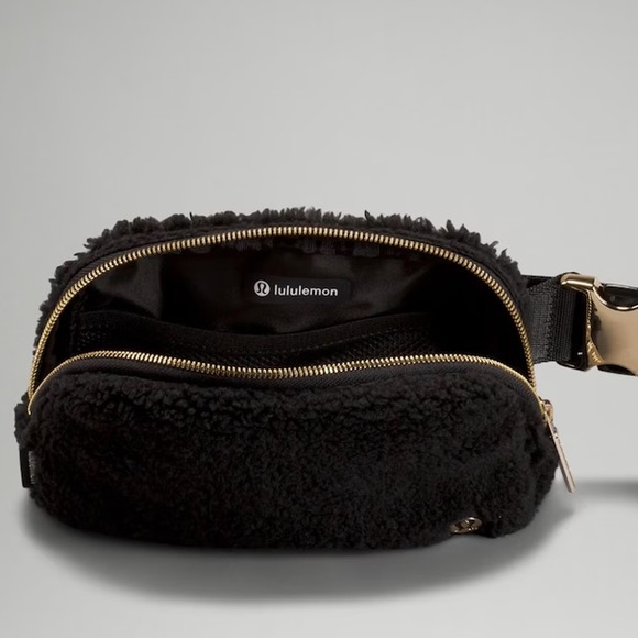 Lululemon belt bag. New - Picture 4 of 5